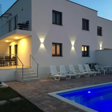 Noel - With Private Pool Apartment