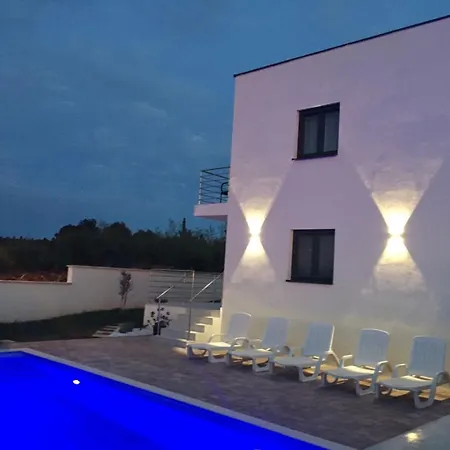 Noel - With Private Pool Apartment