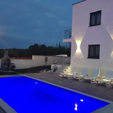 Apartment Noel - With Private Pool Umag